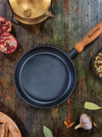 Т302УК Сковорода чавунна лита 24*4см з дерев. ручкою "S&T"