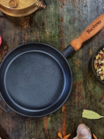 Т303  Сковорода чавунна лита 26*4см з дерев. ручкою "S&T"