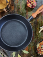 Т306 Сковорода чавунна лита 28*6см з дерев. ручкою "S&T"