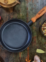 Т303УК Сковорода чавунна лита 26*4см з дерев. ручкою "S&T"