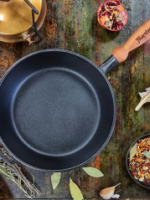 Т305 Сковорода чавунна лита 26*6см з дерев. ручкою "S&T"