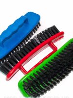 001 Щітка для одягу з ручкою