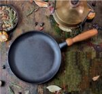 Т301 Сковорода млинцева чавунна лита 24*2.5см з дерев'яною ручкою