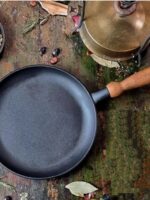 Т301 Сковорода млинцева чавунна лита 24*4см з дерев'яною ручкою